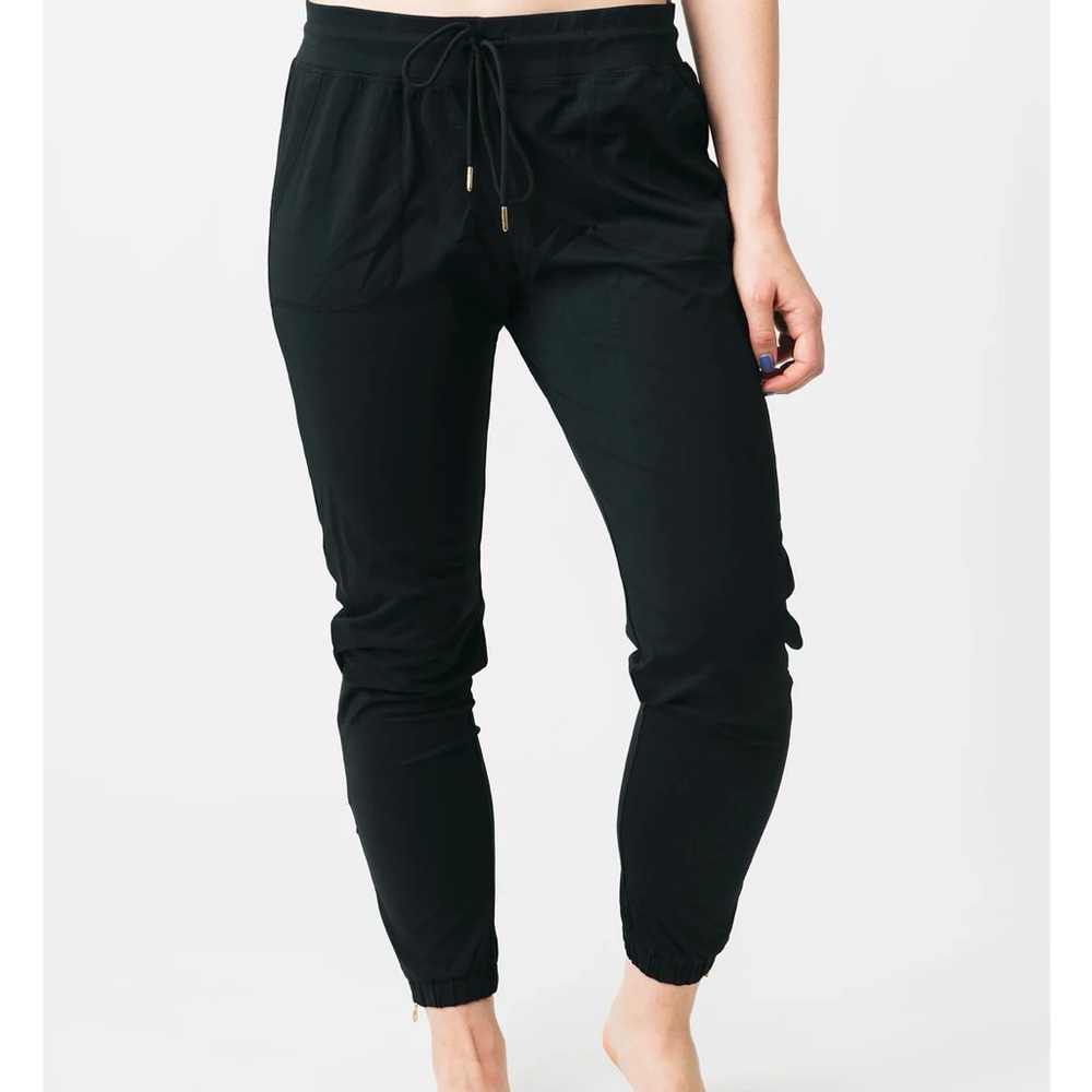 Zyia Active Black Peak Gold Ankle Zipper Joggers EUC Size XXL